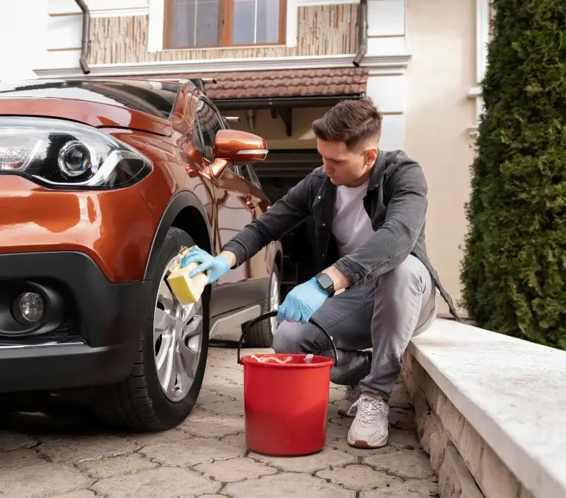 Lavage auto à domicile Saint-Vincent-sur-Graon : professionnel intervenant sur un véhicule